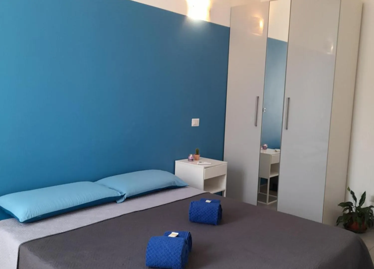 게스트하우스 -L' Oasi Del Turista, Room 5- Central Station Private External Bathroom 밀라노